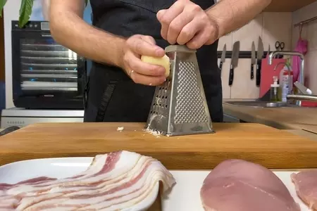 Фаршированная сыром и зеленью куриная грудка: шаг 1