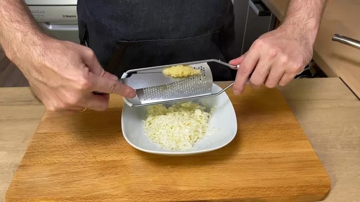Фаршированная сыром и зеленью куриная грудка: шаг 2