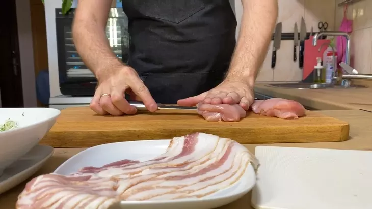 Фаршированная сыром и зеленью куриная грудка: шаг 4