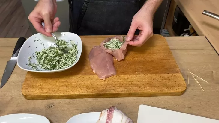 Фаршированная сыром и зеленью куриная грудка: шаг 5