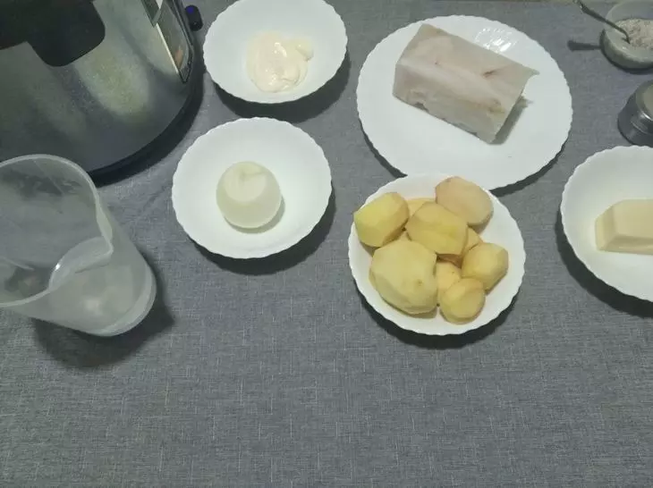 Тушеный хек с картофелем в мультиварке: шаг 1