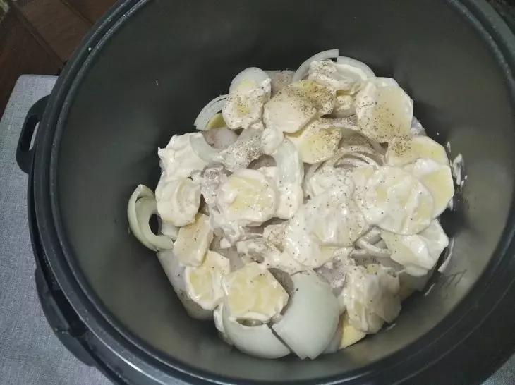 Тушеный хек с картофелем в мультиварке: шаг 3