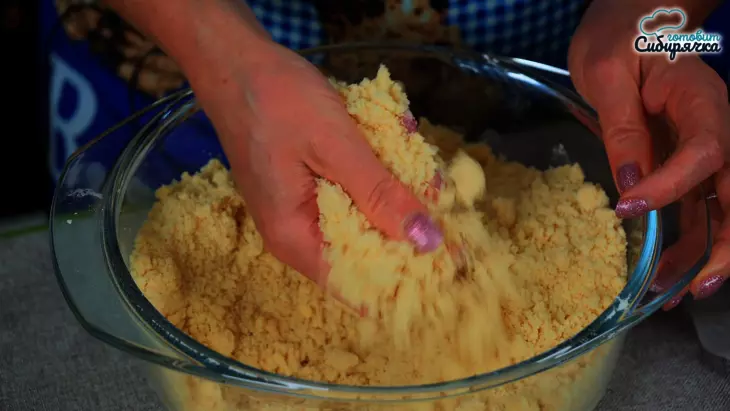 Ленивый яблочный пирог с сахаром и цедрой лимона в духовке: шаг 4