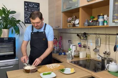 Быстрый способ маринованных шампиньонов, салат грибная полянка: шаг 8
