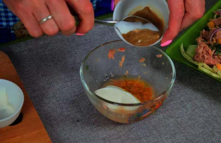 Салат из тунца с авокадо и кукурузой на праздничный стол: шаг 7