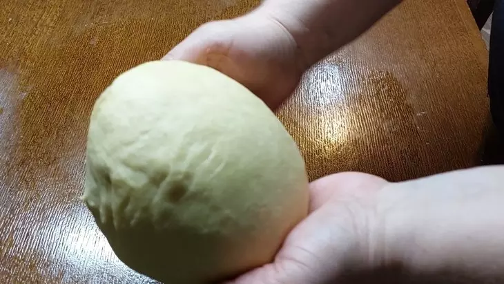 Рулет по-венесуэльски с ветчиной, беконом и оливками: шаг 5