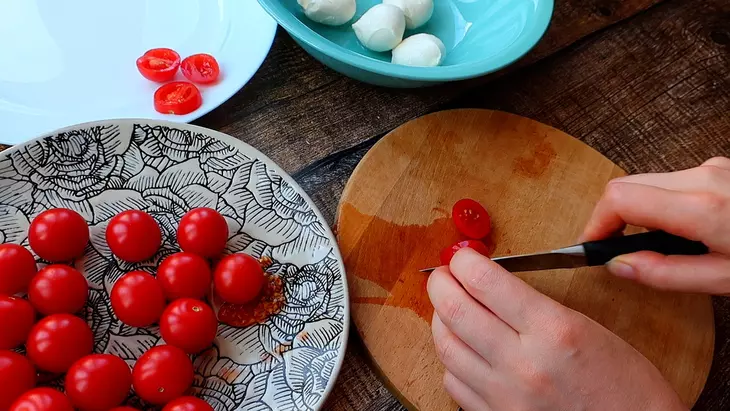 Закуска с помидорами и сыром: шаг 1