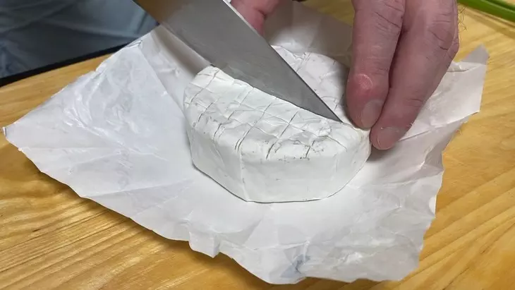 Хрустящие гренки из чиабатты с сыром бри: шаг 1