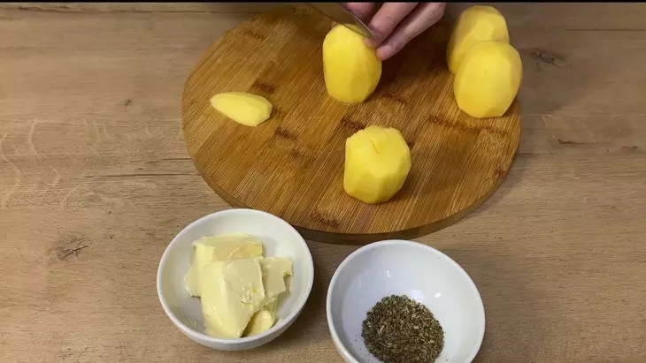 Запеченный картофель с яично-масляным соусом: шаг 1