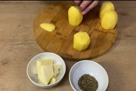 Запеченный картофель с яично-масляным соусом: шаг 1