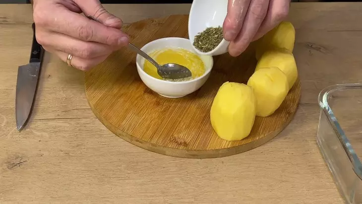 Запеченный картофель с яично-масляным соусом: шаг 2