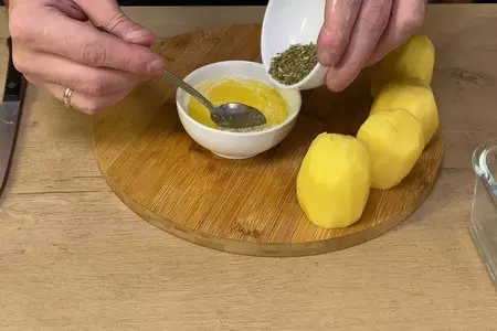 Запеченный картофель с яично-масляным соусом: шаг 2