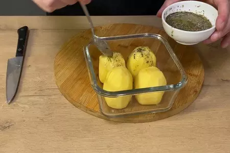 Запеченный картофель с яично-масляным соусом: шаг 3