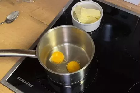 Запеченный картофель с яично-масляным соусом: шаг 5