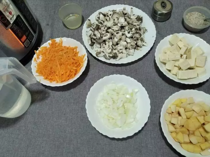 Грибной суп с плавленным сыром: шаг 2