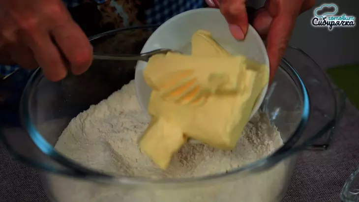 Сладкий пирог из песочного теста с творогом и сливами: шаг 1