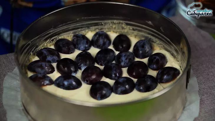 Сладкий пирог из песочного теста с творогом и сливами: шаг 6