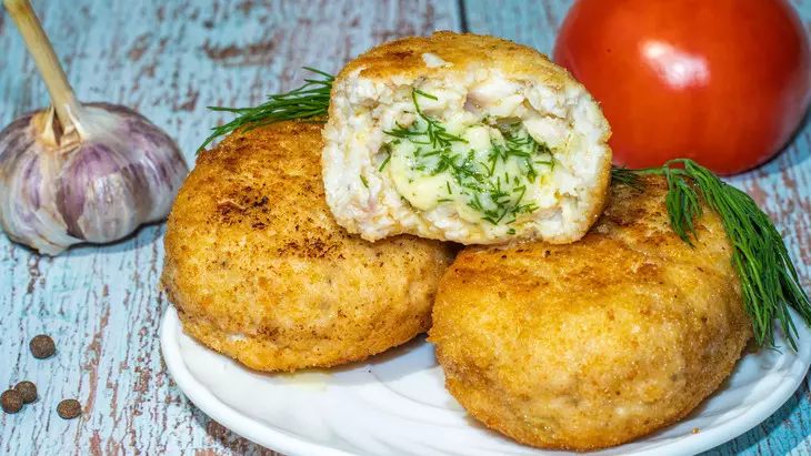 Куриные котлеты с начинкой из зелени и сыра: шаг 9