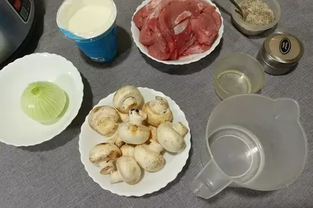 Свинина с грибами: шаг 1