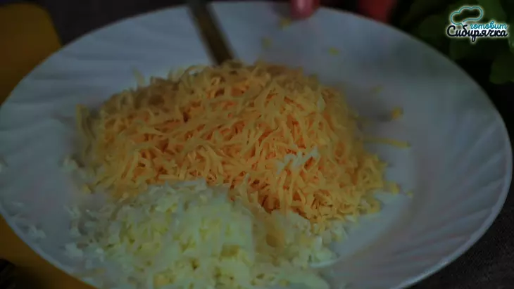 Салат с тунцом и свежими овощами в листьях салата: шаг 3