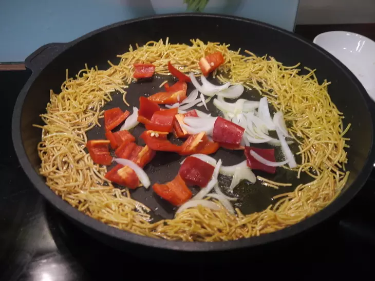 Жареная вермишель с курицей по-испански (fideos con pollo): шаг 2