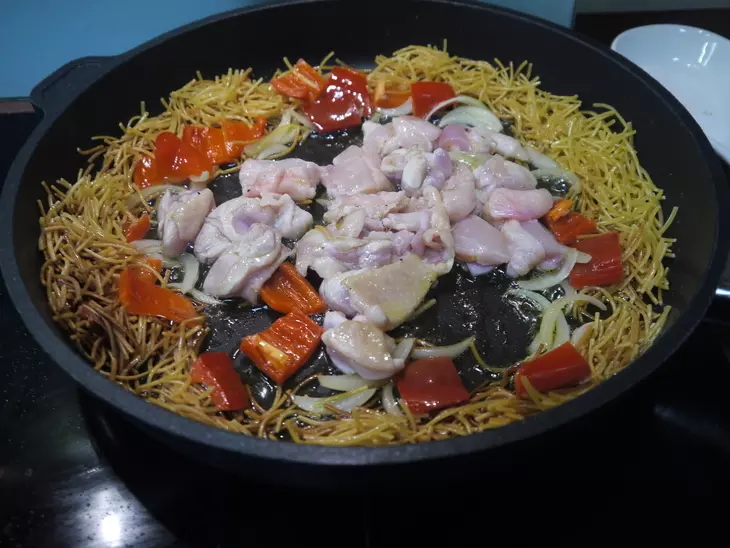 Жареная вермишель с курицей по-испански (fideos con pollo): шаг 3