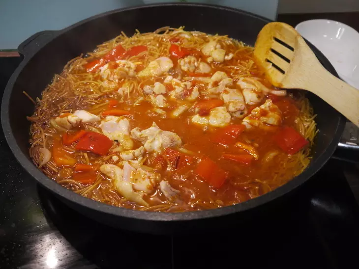Жареная вермишель с курицей по-испански (fideos con pollo): шаг 5