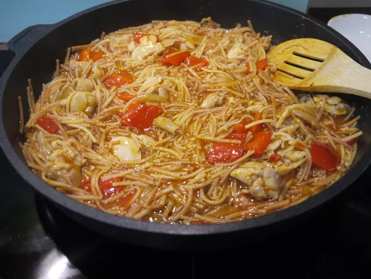 Жареная вермишель с курицей по-испански (fideos con pollo): шаг 6