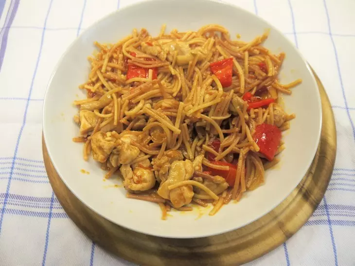Жареная вермишель с курицей по-испански (fideos con pollo): шаг 7