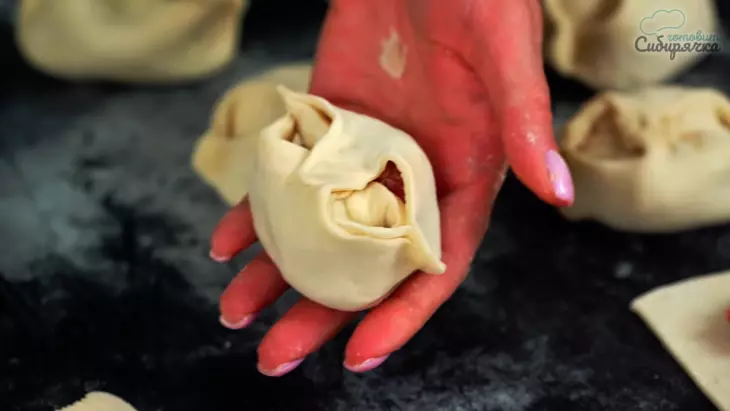Манты из заварного теста с мясным фаршем и луком со специями: шаг 8