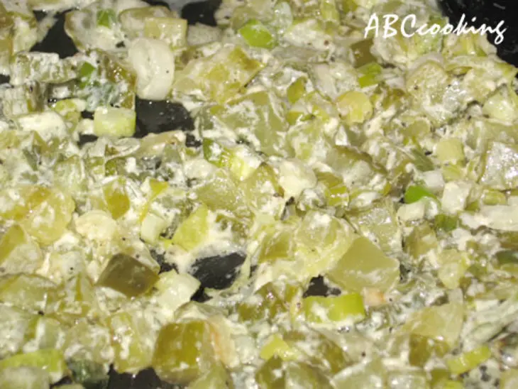 Мясные маффины с огуречной начинкой: шаг 1