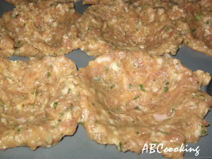Мясные маффины с огуречной начинкой: шаг 3