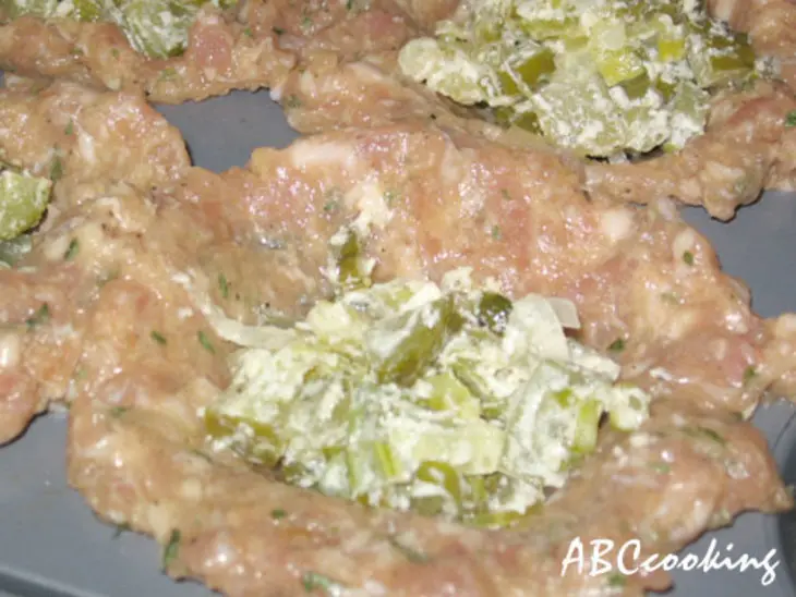 Мясные маффины с огуречной начинкой: шаг 4