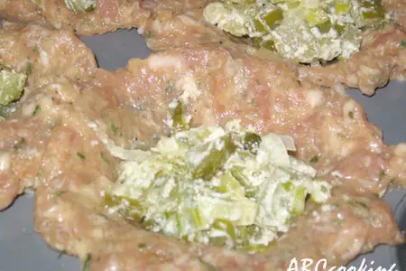 Мясные маффины с огуречной начинкой: шаг 4