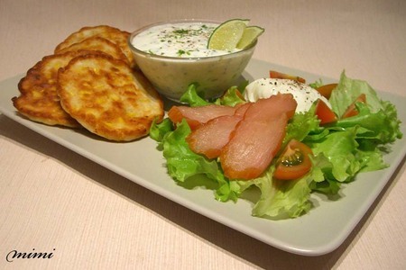 Зеленый салат с копченой грудкой,яйцом-пашот и кукурузными оладушками: шаг 3