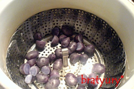 Салат из фиолетового картофеля с рукколой: шаг 2