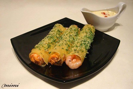 Каннеллони с лососем,морским коктейлем и сливочным соусом с томатами: шаг 2