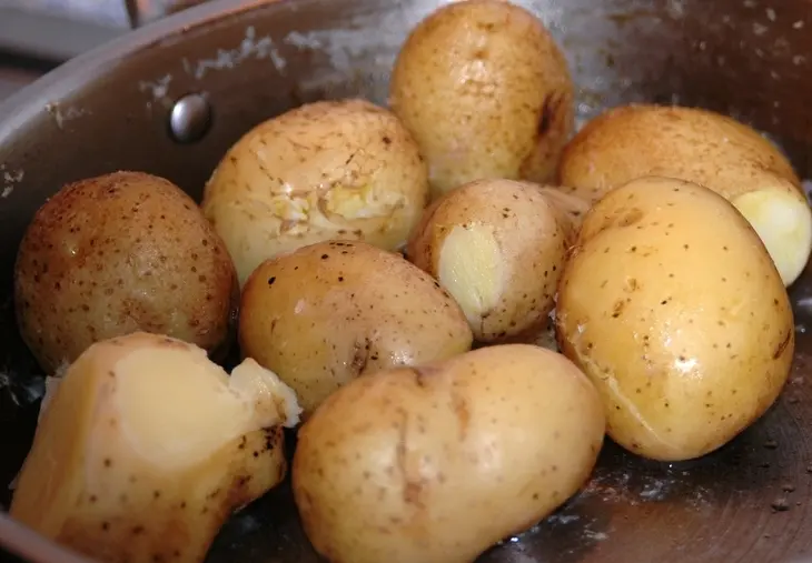 Тёплый картофельно-горчичный салат: шаг 1