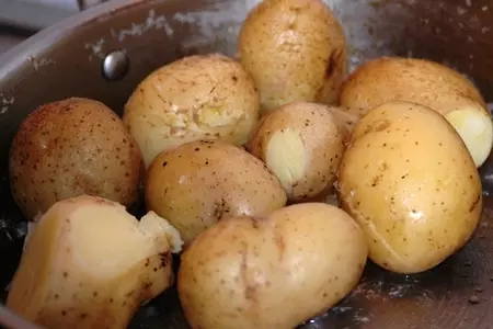 Тёплый картофельно-горчичный салат: шаг 1