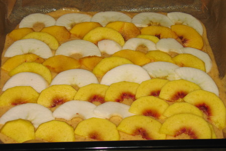 Миндальный бисквит с персиком и яблоками под сметанной заливкой.: шаг 2