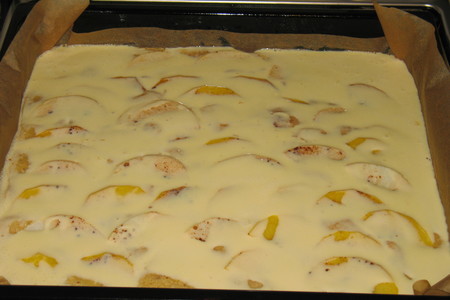 Миндальный бисквит с персиком и яблоками под сметанной заливкой.: шаг 3