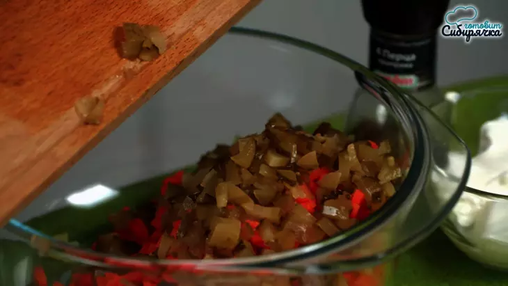 Салат «оливье» с говядиной и овощами в сметанно-майонезном соусе: шаг 2