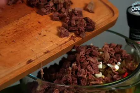 Салат «оливье» с говядиной и овощами в сметанно-майонезном соусе: шаг 4