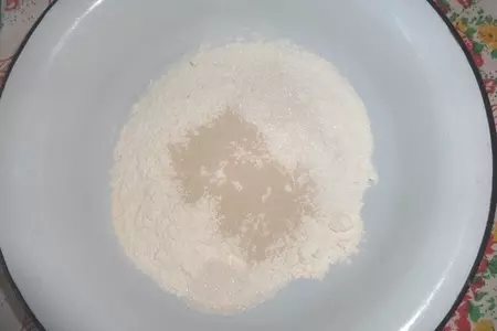 Пицца с колбасками и оливками: шаг 1