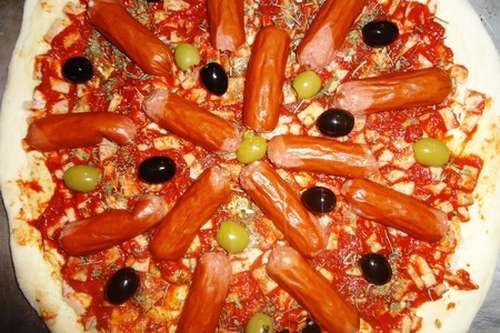 Пицца с колбасками и оливками: шаг 10