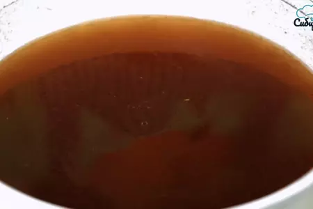 Холодец из отваренной говяжьей лытки с курицей и говядиной: шаг 4