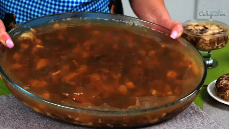 Холодец из отваренной говяжьей лытки с курицей и говядиной: шаг 8