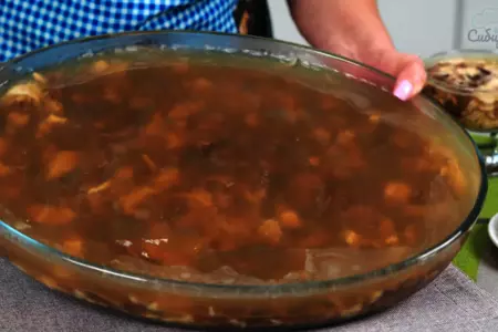 Холодец из отваренной говяжьей лытки с курицей и говядиной: шаг 8