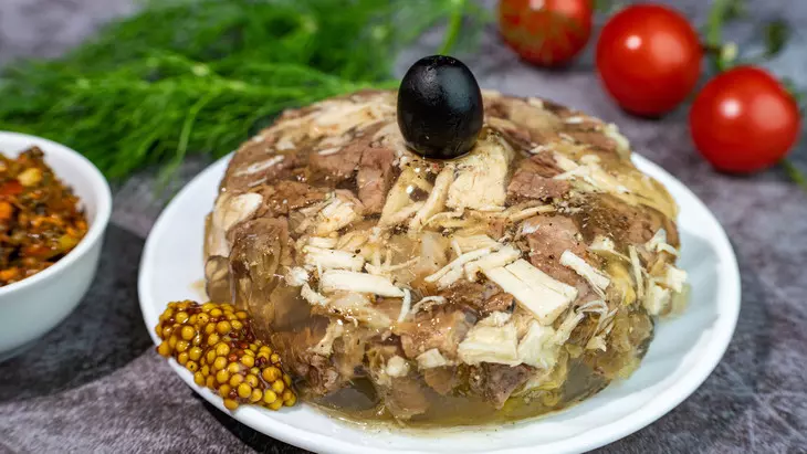 Холодец из отваренной говяжьей лытки с курицей и говядиной: шаг 9