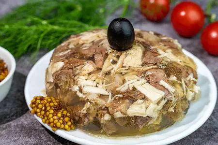 Холодец из отваренной говяжьей лытки с курицей и говядиной: шаг 9